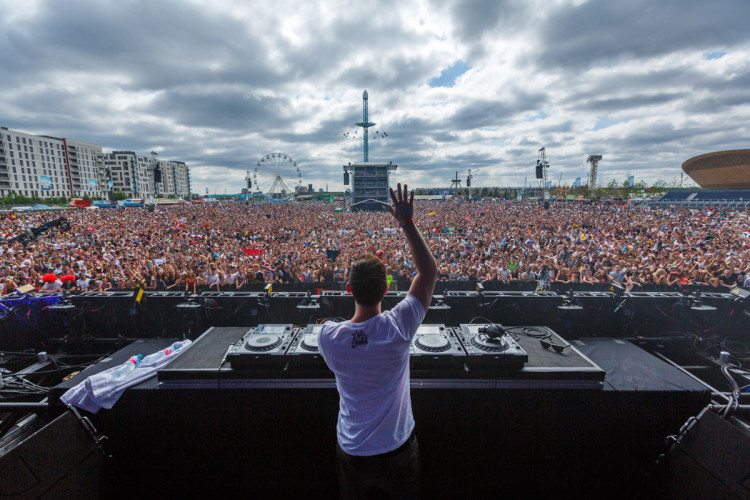 Hardwell spinning at EDC London 2013 at Queen Elizabeth Park (Photo by Jeff Lombardo)