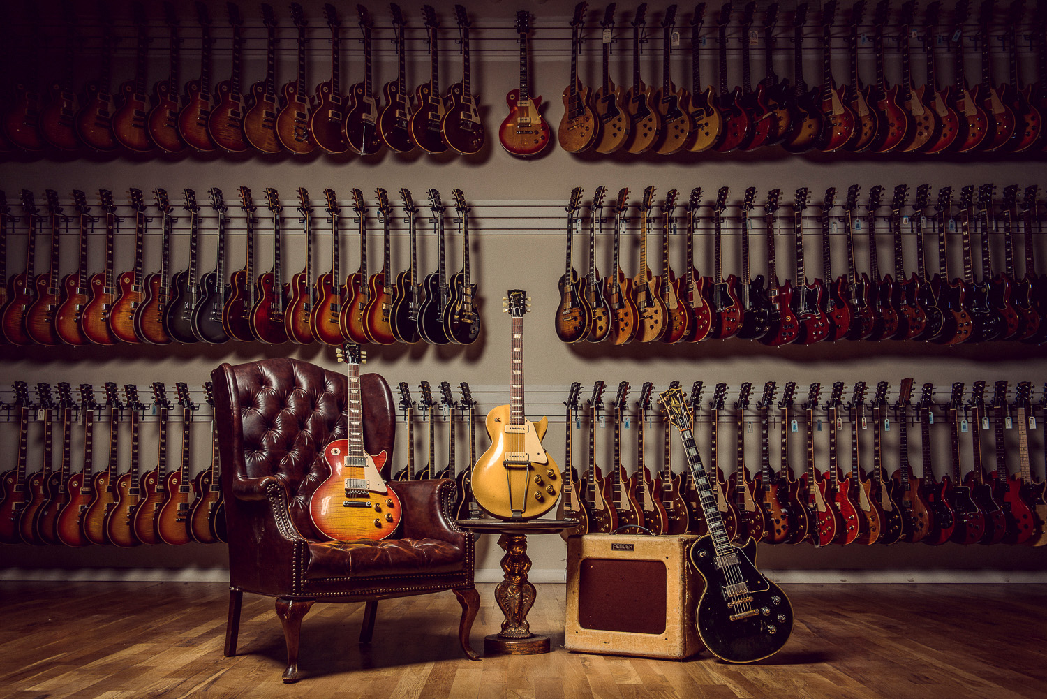 Гитар гитар будуар. Музыкальный Чикаго. Шоурум инспектор гитар. Тигровый дизайн гитары. Vintage Guitars in Store.